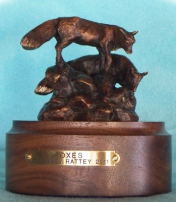 Bronze sculpture of foxes.
